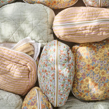 Load image into Gallery viewer, Quilted toiletry bag