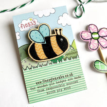 Load image into Gallery viewer, Wooden badge - bee

