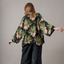 Load image into Gallery viewer, Deco bud kimono - black