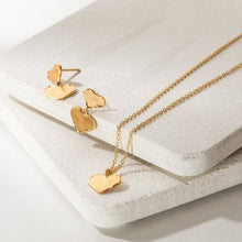 Load image into Gallery viewer, Belle heart earrings - gold