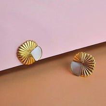 Load image into Gallery viewer, Eclipse deco stud earrings - gold