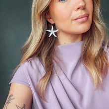 Load image into Gallery viewer, Pearly statement starfish earrings