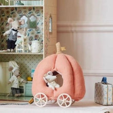 Load image into Gallery viewer, Pumpkin carriage