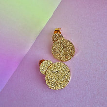 Load image into Gallery viewer, Textured link studs - gold