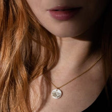 Load image into Gallery viewer, White fleur necklace