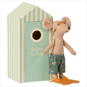 Beach mouse - big brother in cabin de plage