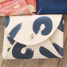 Load image into Gallery viewer, Leather card purse - tan with black swirls