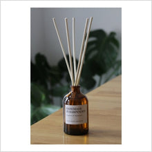 Load image into Gallery viewer, Raspberry & peppercorn candle - medium