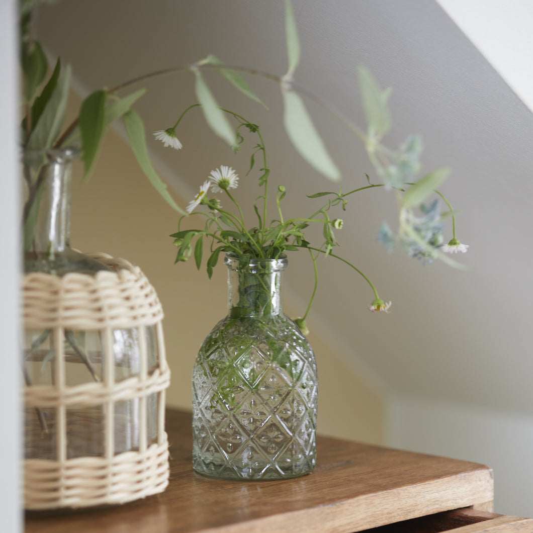 Glass vase with pattern