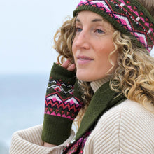 Load image into Gallery viewer, Fair isle wrist warmer gloves - khaki

