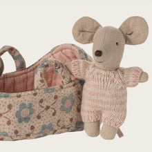 Load image into Gallery viewer, Baby mouse in carry cot - blue
