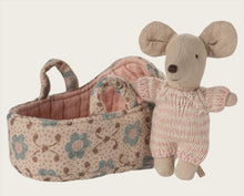 Load image into Gallery viewer, Baby mouse in carry cot - pink
