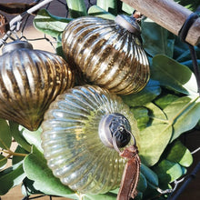 Load image into Gallery viewer, Xmas dec - onion shape - gold - medium
