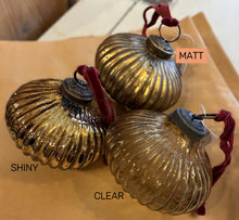 Load image into Gallery viewer, Xmas dec - onion shape - gold - medium
