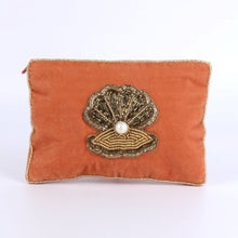 Load image into Gallery viewer, Gold clam coin purse
