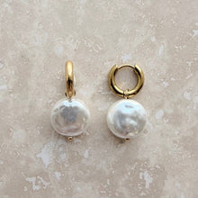 Load image into Gallery viewer, Everyday natural pearl huggies - gold
