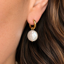 Load image into Gallery viewer, Everyday natural pearl huggies - gold
