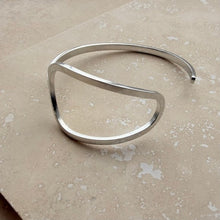 Load image into Gallery viewer, Everyday serpent bangle - silver
