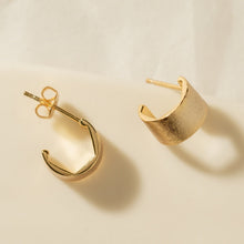 Load image into Gallery viewer, Rae hoop studs - gold
