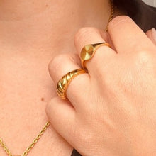 Load image into Gallery viewer, Croissant ring - gold
