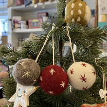 Load image into Gallery viewer, Christmas dec - set of 3 balls with stars ornaments
