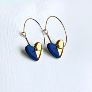 Hoop earrings with spotty heart charms - gold