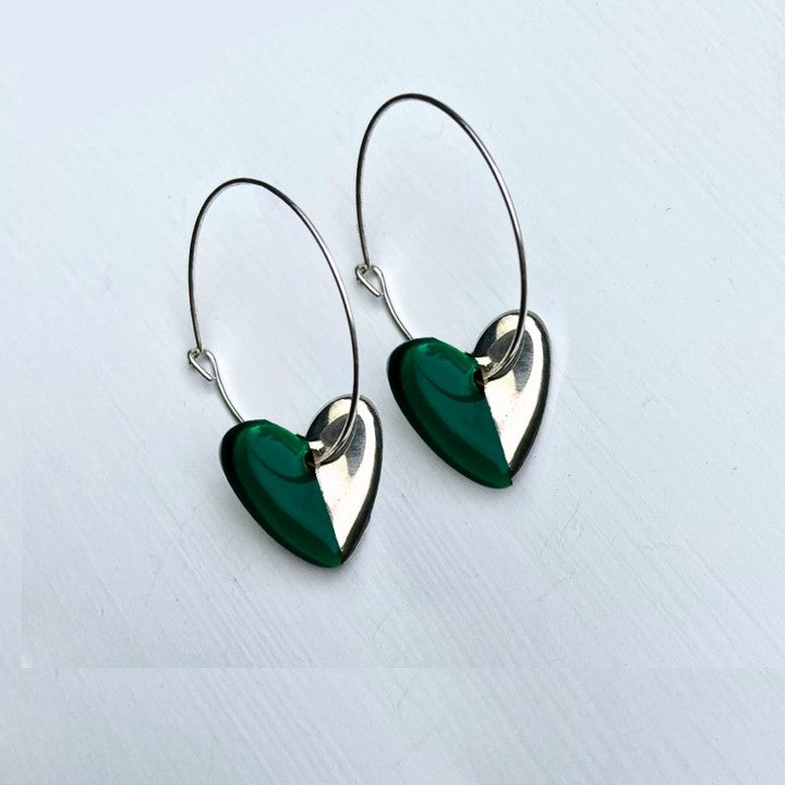 Hoop earrings with dark green heart charms - silver