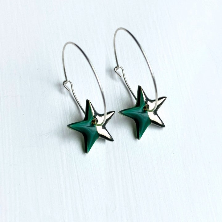 Hoop earrings with dark green star charms - silver