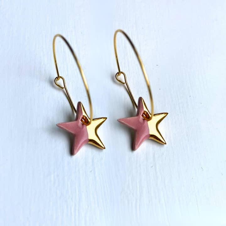 Hoop earrings with pink star charms - gold