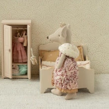 Load image into Gallery viewer, Queen mouse - mum

