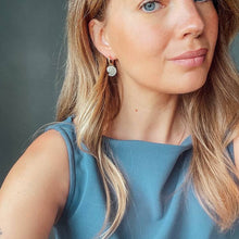 Load image into Gallery viewer, Shell hoop earrings - pearly white - gold
