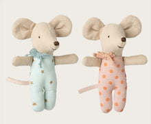 Load image into Gallery viewer, Baby mice - twins in box
