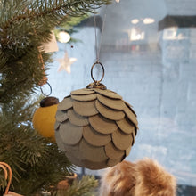 Load image into Gallery viewer, Pau paper Xmas bauble
