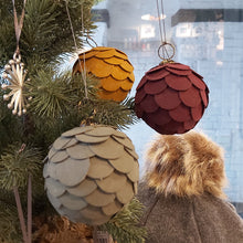 Load image into Gallery viewer, Pau paper Xmas bauble
