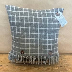 The reversible Athens check is a contemporary take on a ‘tortoise-shell’, with ever-so-slightly raised squares of colour carefully segmented by thin white stripes.  Made in a stunningly soft merino lambswool quality, would complement most home decors. 