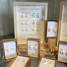 Load image into Gallery viewer, Magenta flower earrings
