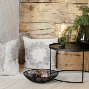 Silbretta cushion - pinecone wreath