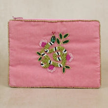 Load image into Gallery viewer, Velvet beaded coin purses
