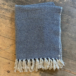 This cosy blue throw, made from recycled cotton, will add a nice detail to your sofa or chair.