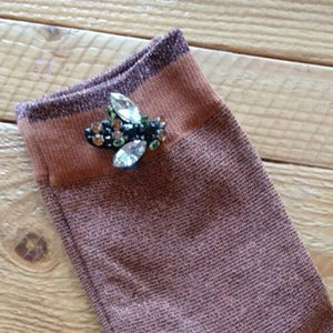 Tokyo socks with bee pin - rust