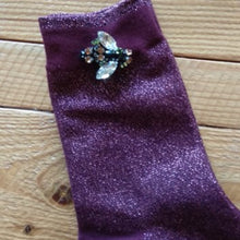 Load image into Gallery viewer, Tokyo socks with bee pin - burgundy
